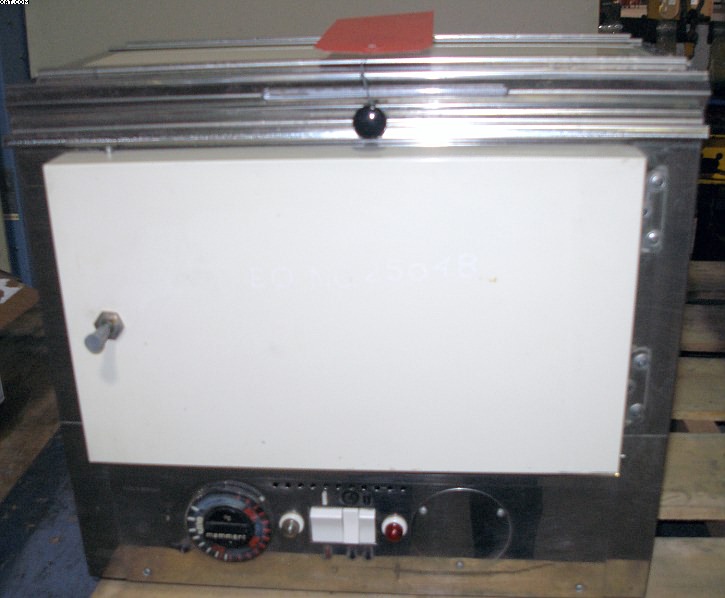 MEMMERT Lab Oven, 7" x 13" x 6" deep, 300 watt,